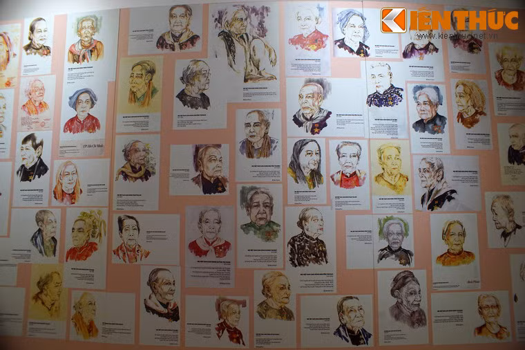 Tranh vẽ chân dung và thông tin về các Mẹ Việt Nam anh hùng tiêu biểu được thể hiện trên bức tường lớn ở trung tâm Bảo tàng.