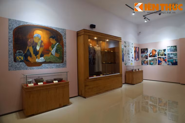 Hình ảnh của các Mẹ cũng được thể hiện qua các tác phẩm hội hoạ, phù điêu với những phong cách biểu đạt đa dạng.