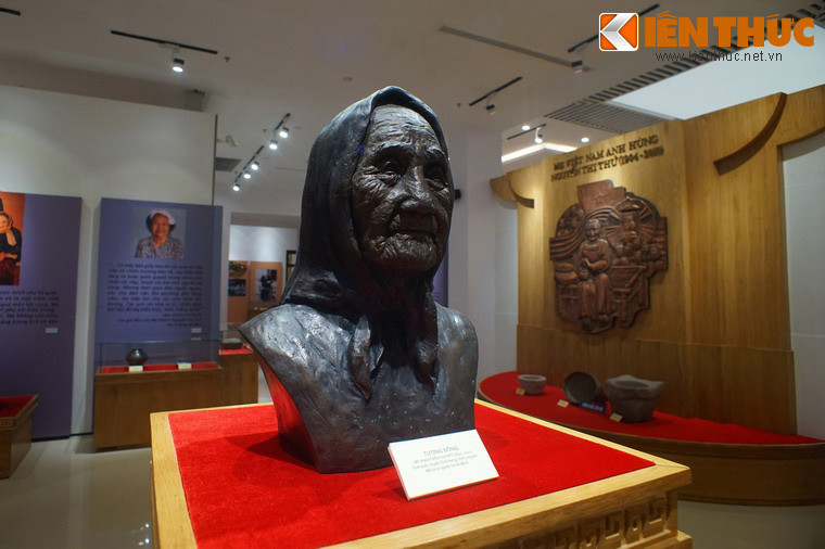 Tượng đồng của mẹ Việt Nam anh hùng Trần Thị Viết (1892-2011). Mẹ quê ở huyện Vĩnh Hưng, tỉnh Long An, có 7 người con là liệt sĩ.