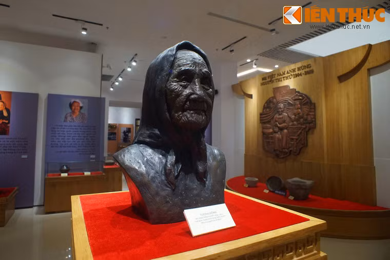 Tượng đồng của mẹ Việt Nam anh hùng Trần Thị Viết (1892-2011). Mẹ quê ở huyện Vĩnh Hưng, tỉnh Long An, có 7 người con là liệt sĩ.