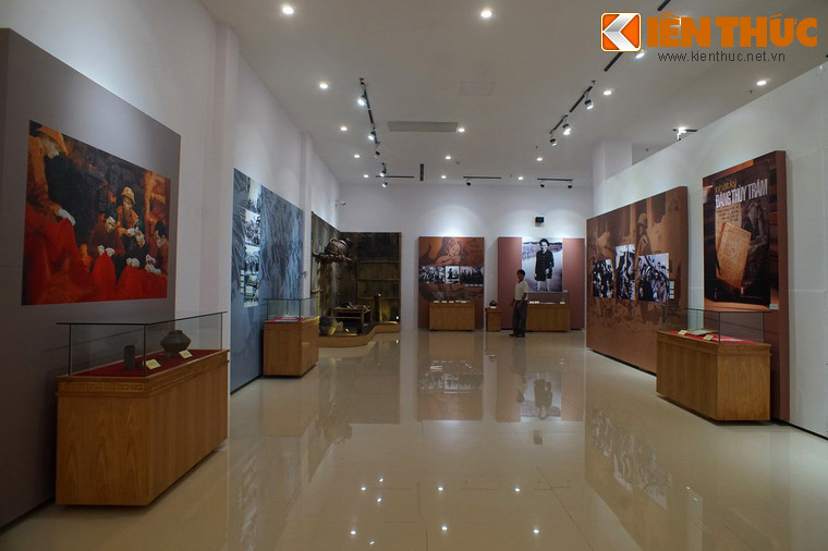 Không gian trưng bày của Bảo tàng gồm ba chủ đề lớn: Mẹ Việt Nam - Mẹ Tổ quốc; Mẹ Việt Nam Anh hùng, bất khuất, trung hậu, đảm đang và Mẹ Việt Nam Anh hùng Nguyễn Thị Thứ - người được chọn làm hình mẫu để xây dựng tượng đài.