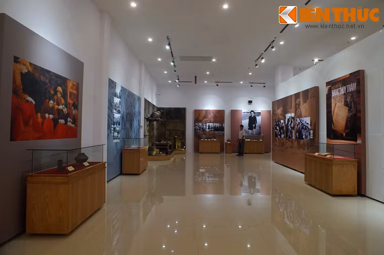 Không gian trưng bày của Bảo tàng gồm ba chủ đề lớn: Mẹ Việt Nam - Mẹ Tổ quốc; Mẹ Việt Nam Anh hùng, bất khuất, trung hậu, đảm đang và Mẹ Việt Nam Anh hùng Nguyễn Thị Thứ - người được chọn làm hình mẫu để xây dựng tượng đài.