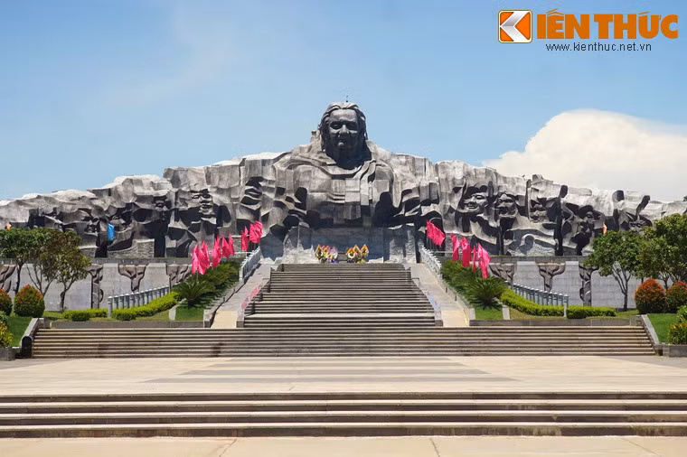 Nằm ở xã Tam Phú, thị xã Tam Kỳ, tỉnh Quảng Nam, tượng đài Mẹ Việt Nam anh hùng khánh thành năm 2015, được đánh giá là công trình tượng đài có quy mô lớn nhất Đông Nam Á.