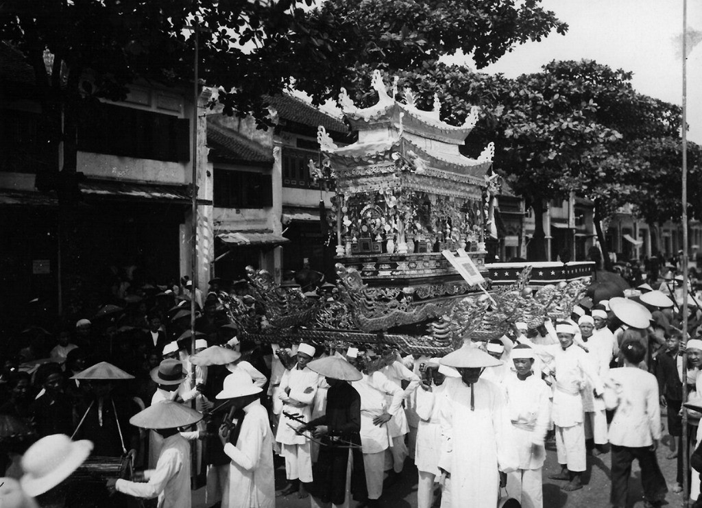 Nhạc công nổi nhạc khi đám rước bắt đầu. Quan tài được hàng chục trai tráng trong họ khiêng. Ảnh tư liệu.