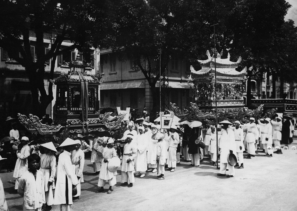 Đi đầu đám rước là linh xa bằng gỗ có buộc băng vải đen, là chiếc xe chở linh hồn người chết đến nơi an nghỉ. Đi sau linh xa là các con trai của người quá cố, kế đến là quan tài, nơi chứa thân xác người chết. Ảnh tư liệu.