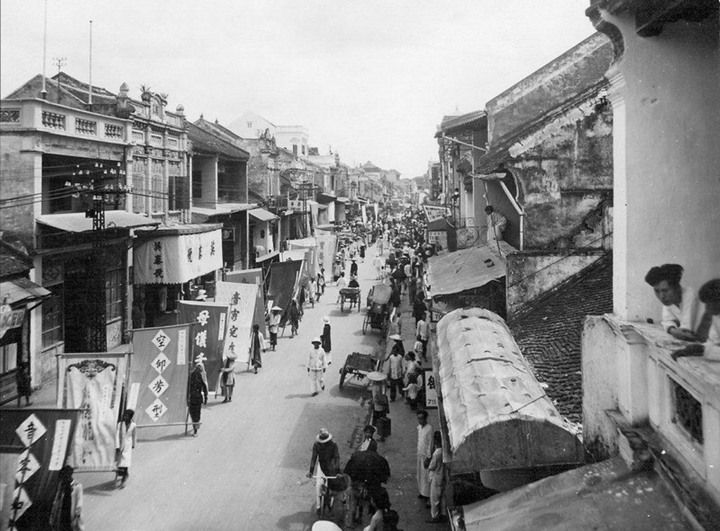 Những người rước cờ phướn đi phía sau đám rước. Ảnh tư liệu.