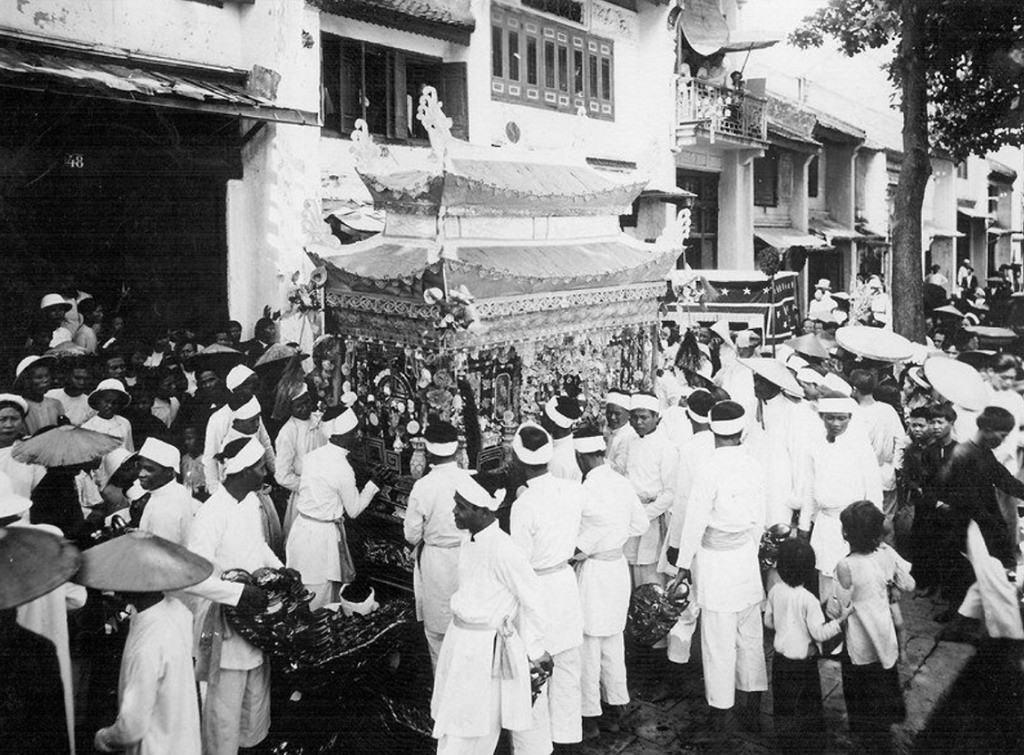 Đồ mã có dạng một ngôi nhà được đặt trùm lên quan tài. Ảnh tư liệu.