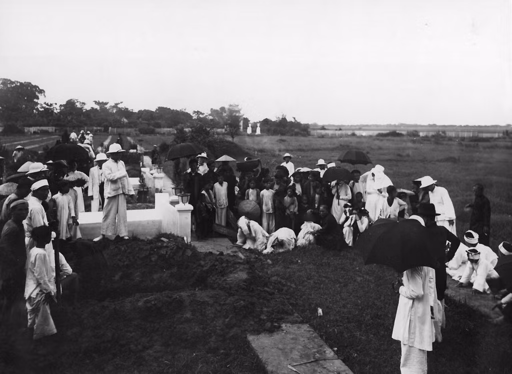 Ba người con trai quỳ khóc khi quan tài cha mình được đưa xuống huyệt mộ. Ảnh tư liệu.