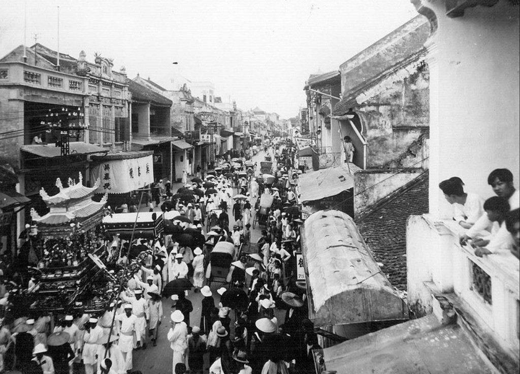 Ngoại trừ các con trai đi phía trước, các gia quyến trực hệ khác di chuyển phía sau quan tài, bên trong chiếc lều hình vuông. Ảnh tư liệu.