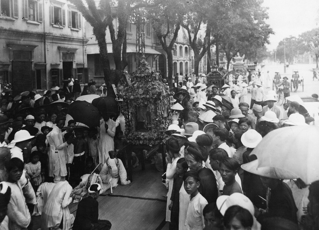 Các con trai của người đã chết (mặc đồ tang trắng, đeo mạng che mặt) gập người than khóc trước linh xa để bày tỏ lòng tiếc thương với cha mình. Ảnh tư liệu.