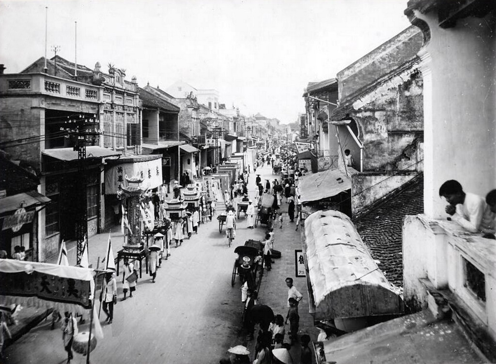 Toàn cảnh đám rước nhìn từ tầng lầu một ngôi nhà phố cổ Hà Nội. Ảnh tư liệu.