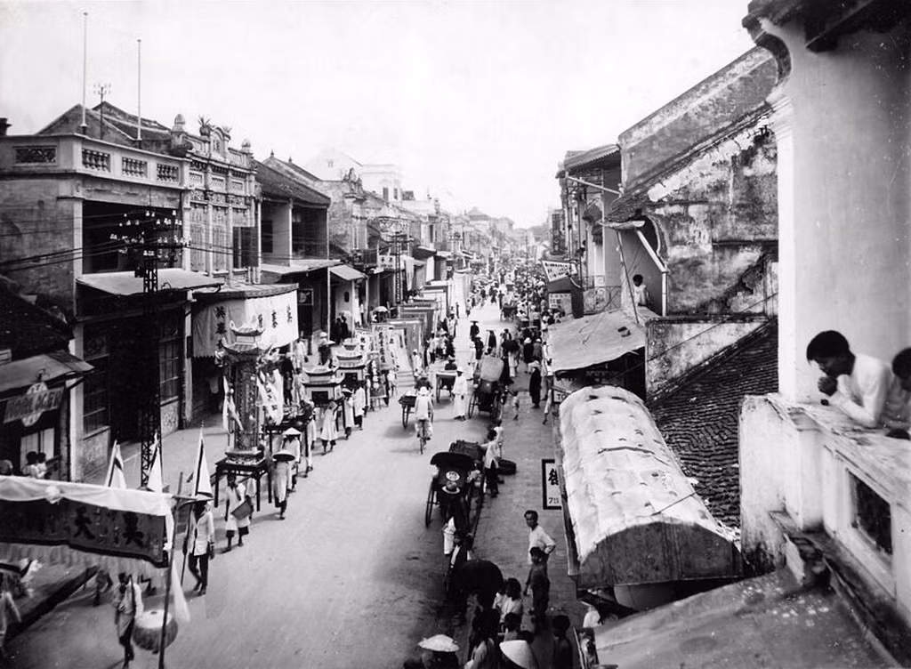 Toàn cảnh đám rước nhìn từ tầng lầu một ngôi nhà phố cổ Hà Nội. Ảnh tư liệu.