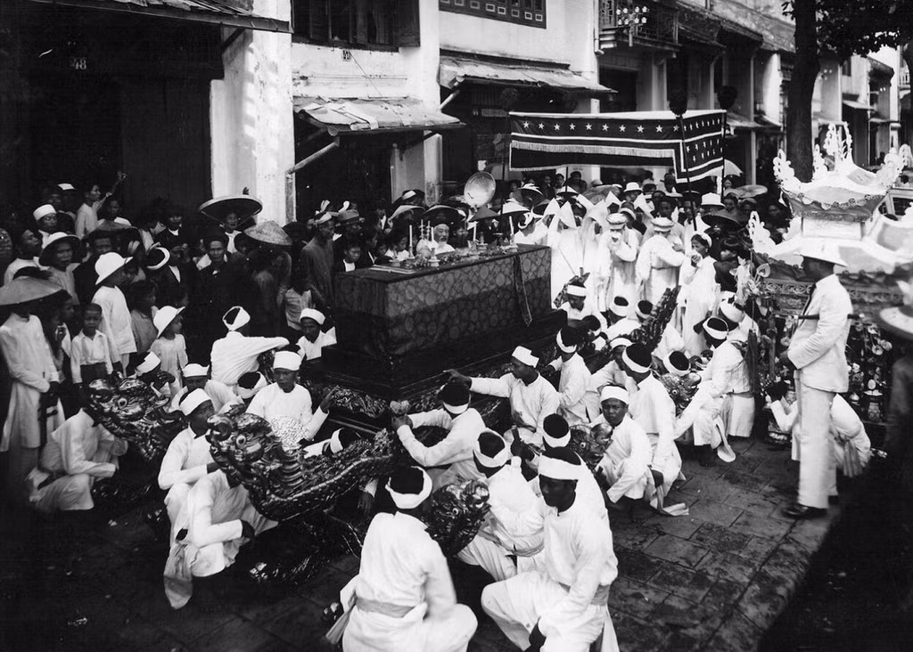 Quan tài của người đã khuất được phủ vải hoa, khiêng bằng kiệu gỗ chạm rồng. Ảnh tư liệu.