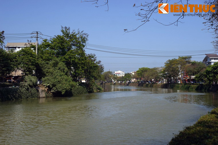 Con sông này được vua Gia Long cho đào vào năm 1816 nhằm khơi thông sông Hương với sông Đại Giang, nhập vào phá Hà Trung, góp phần thau chua rửa mặn cho cánh đồng Hương Thuỷ của Huế.