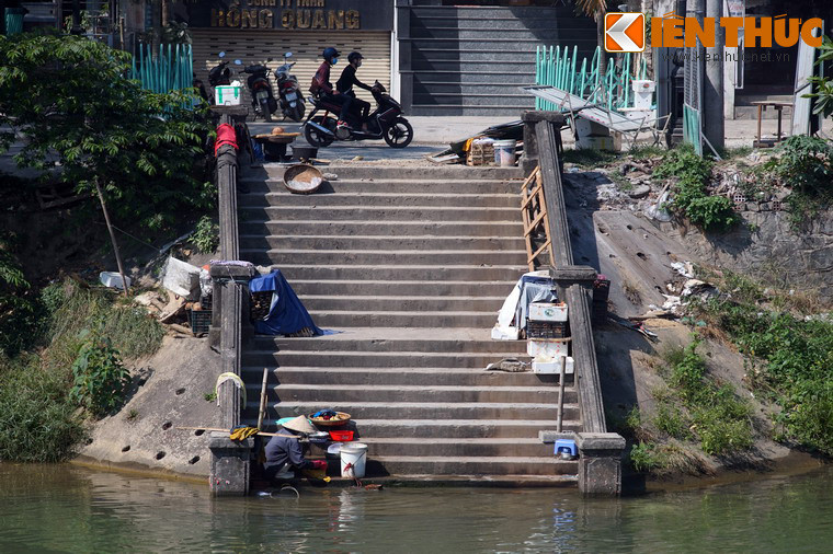 Để trả lại vẻ đẹp vốn có của dòng sông, trong những năm qua, thành phố Huế đã giải tỏa nhiều hộ dân sống dọc hai bên bờ sông, xây dựng hệ thống kè chống xói lở, nạo vét dòng sông, vớt bèo, vớt rác…