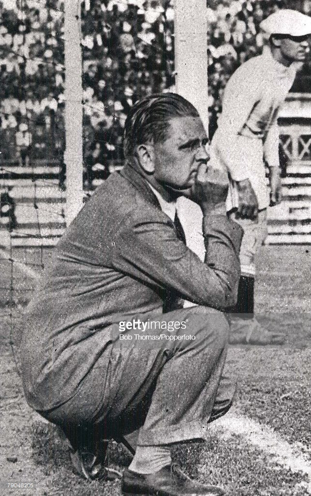 HLV đội tuyển Italia Vittorio Pozzo theo dõi trận chung kết. Ảnh: Getty.