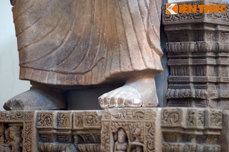 Thân được khoác tấm áo tu hành Uttarasanga, kiểu trang phục đặc trưng của Phật giáo Nam tông. Tà áo được tạo hình với nhiều nếp gấp, kéo dài đến cổ chân.