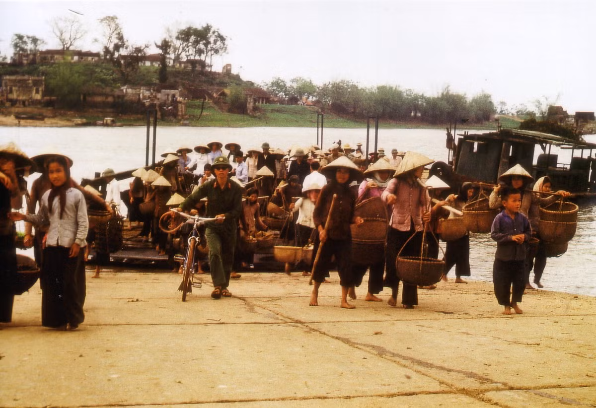 Trên bến phà Hòn Gai, Quảng Ninh năm 1973-1974. Ảnh: Günter Mosler.