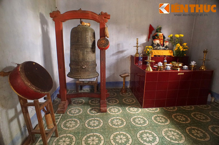 Trong chùa có đại hồng chung nặng 330 cân ta, do Hòa thượng Pháp Ngữ đặt làm vào năm Duy Tân thứ 9 (1916) và nhiều tượng Phật cổ hàng trăm năm tuổi.