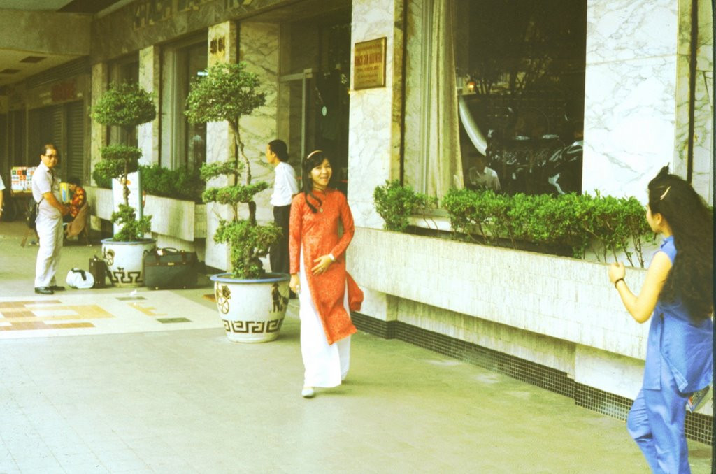 Vỉa hè bên ngoài khách sạn Hữu Nghị, đường Nguyễn Huệ. Ảnh: Günter Mosle.