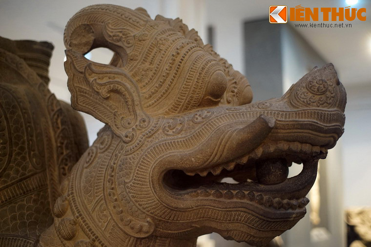 Theo quan niệm của người Việt, rồng là biểu tượng vương quyền, thường được đặt ở vị trí trang trọng trong các công trình kiến trúc. Trong khi đó, tượng rồng Chăm Pa thường được thể hiện thành một cặp đôi, đặt song song trước lối ra vào của tháp Chăm.