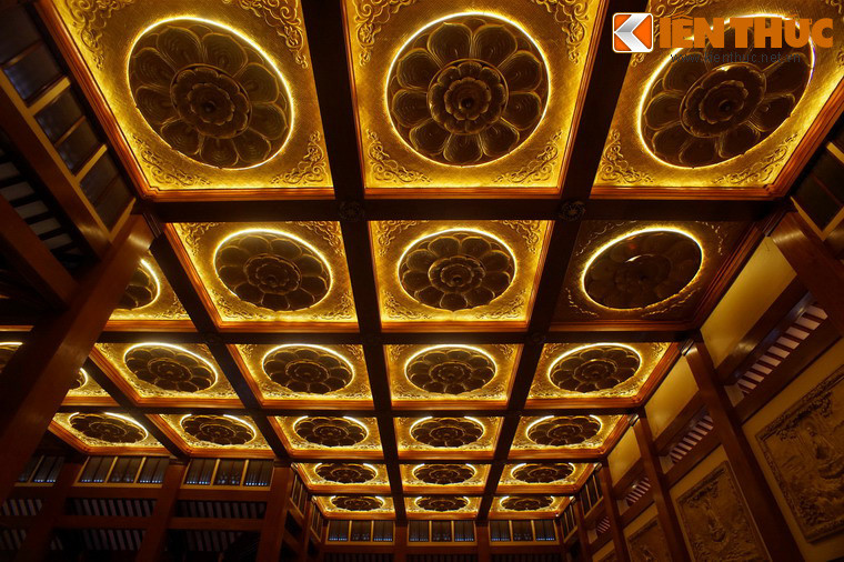 Giữa mỗi hộc đèn có hình tượng hoa sen, tượng trưng cho sự lan tỏa áng sáng của Phật pháp.