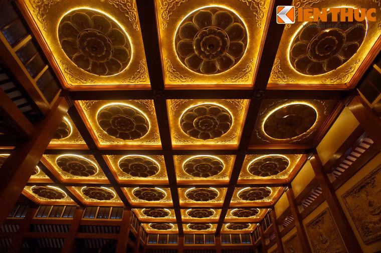 Giữa mỗi hộc đèn có hình tượng hoa sen, tượng trưng cho sự lan tỏa áng sáng của Phật pháp.