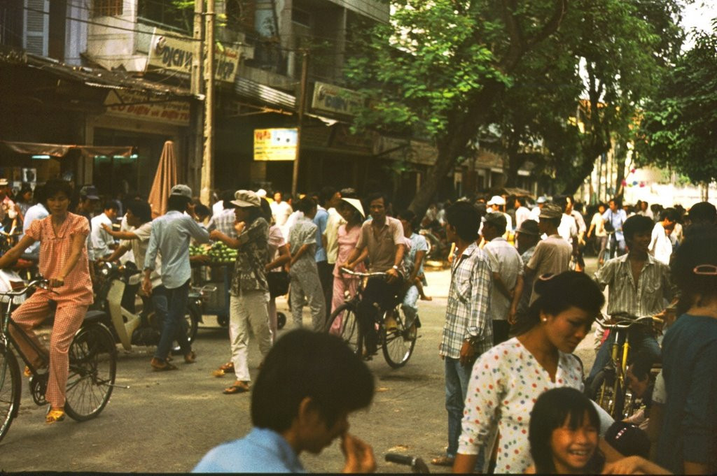 Đường phố nhộn nhịp ở quận 5. Ảnh: Günter Mosle.