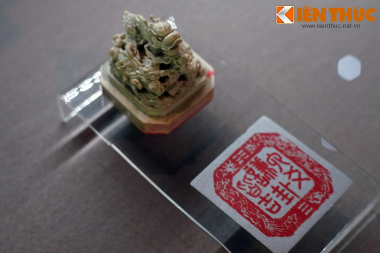 Ấn ngà "Hóa cửu thành đạo", nghĩa là "Dạy lâu thì thành đạo".