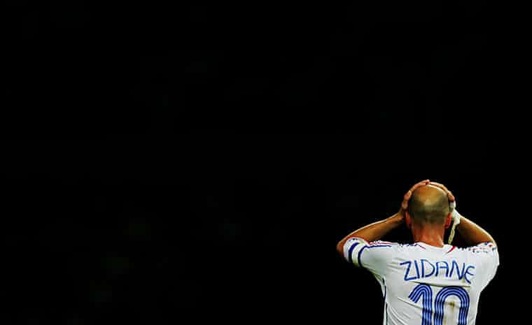 Bức ảnh này lột tả khoảnh khắc đen tối nhất trong sự nghiệp danh thủ Pháp Zinedine Zidane sau khi anh bị đuổi khỏi sân vì húc đầu vào cầu thủ Italia Marco Materazzi trong trận chung kết World Cup năm 2006. Ảnh: The Guardian.