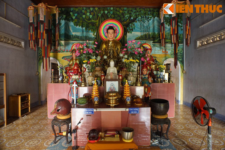 Không gian trong chính điện được bài trí giản dị và tôn nghiêm với hình tượng Đức Phật ở trung tâm.