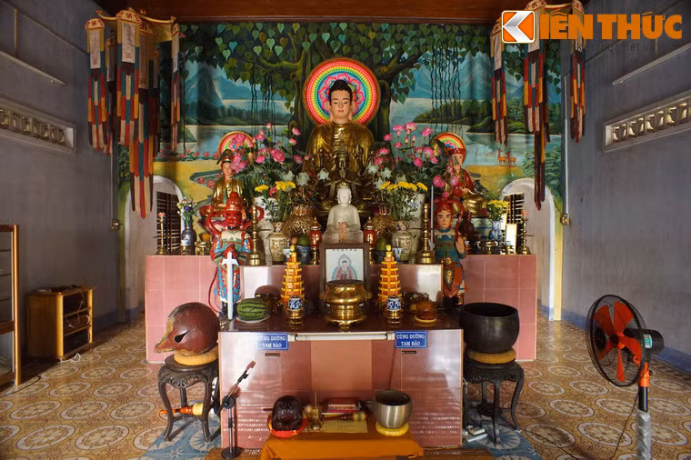 Không gian trong chính điện được bài trí giản dị và tôn nghiêm với hình tượng Đức Phật ở trung tâm.