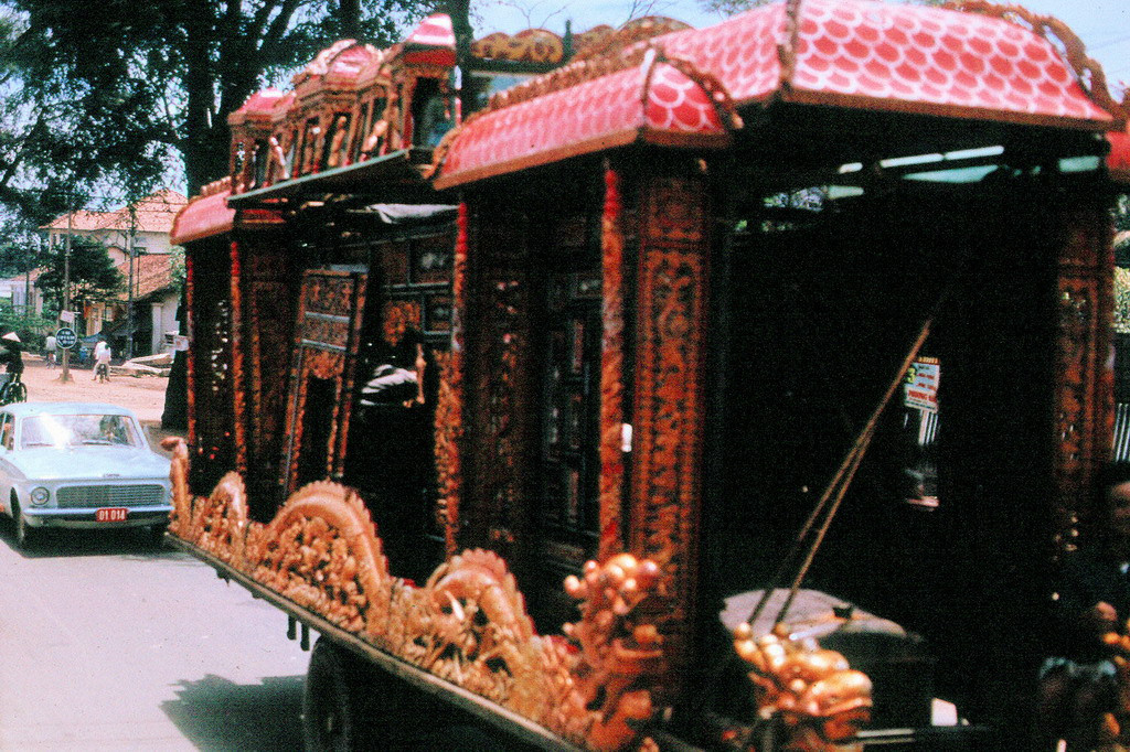 Xe tang trên đường phố Sài Gòn. Ảnh: 11thrru.org.