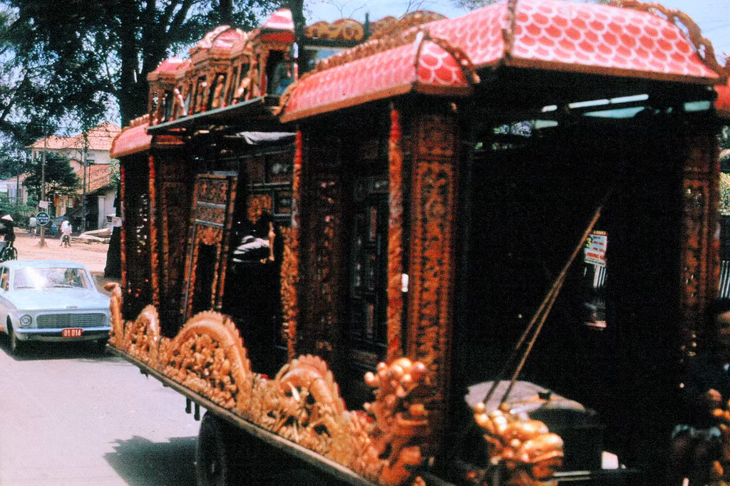 Xe tang trên đường phố Sài Gòn. Ảnh: 11thrru.org.