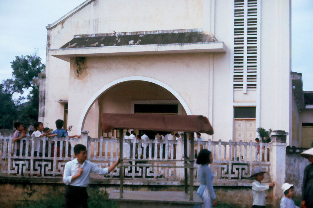 Bên ngoài một ngôi trường ở Sài Gòn năm 1965. Ảnh: 11thrru.org.