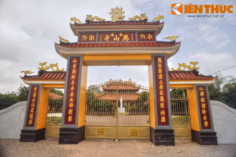 Nằm ở thôn Bắc Nhạn Tháp, xã Nhơn Hậu, thị xã An Nhơn, tỉnh Bình Định, chùa Nhạn Sơn (còn có tên gọi khác là chùa Ông Đá, Thạch Công tự, Song Nghĩa tự) là một di tích lịch sử ghi dấu sự giao thoa giữa văn hoá Chăm bản địa và văn hoá Việt.