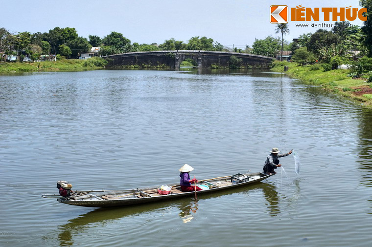 Có thể nói, được tạo nên bởi bàn tay con người, sông Ngự Hà góp phần tạo nên vẻ đẹp tự nhiên cho tổng thể cảnh quan kiến trúc Kinh thành Huế.