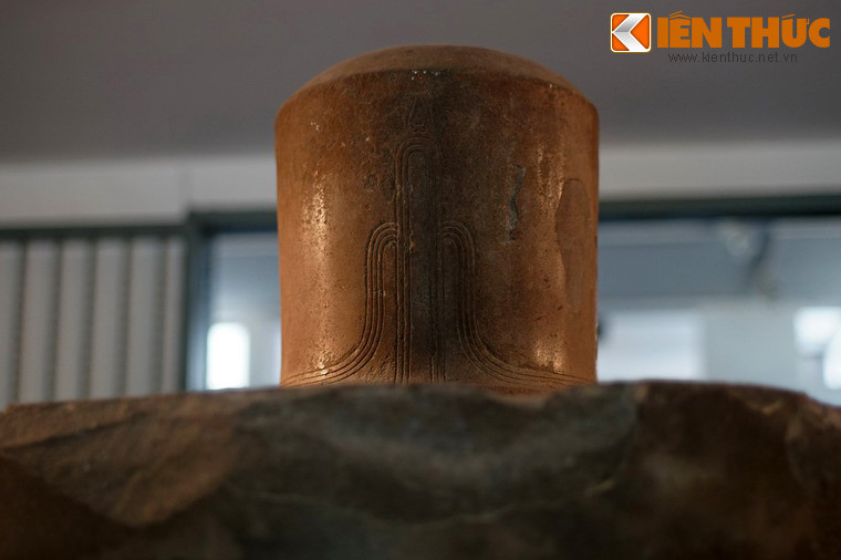 Phần thứ ba là chiếc linga cao 127cm, phần dưới cùng hình vuông cao 42 cm, phần giữa hình bát giác cao 42 cm và phần trên cùng hình tròn cao 43cm, đặt xuyên qua hai thớt tròn của phần thứ hai.