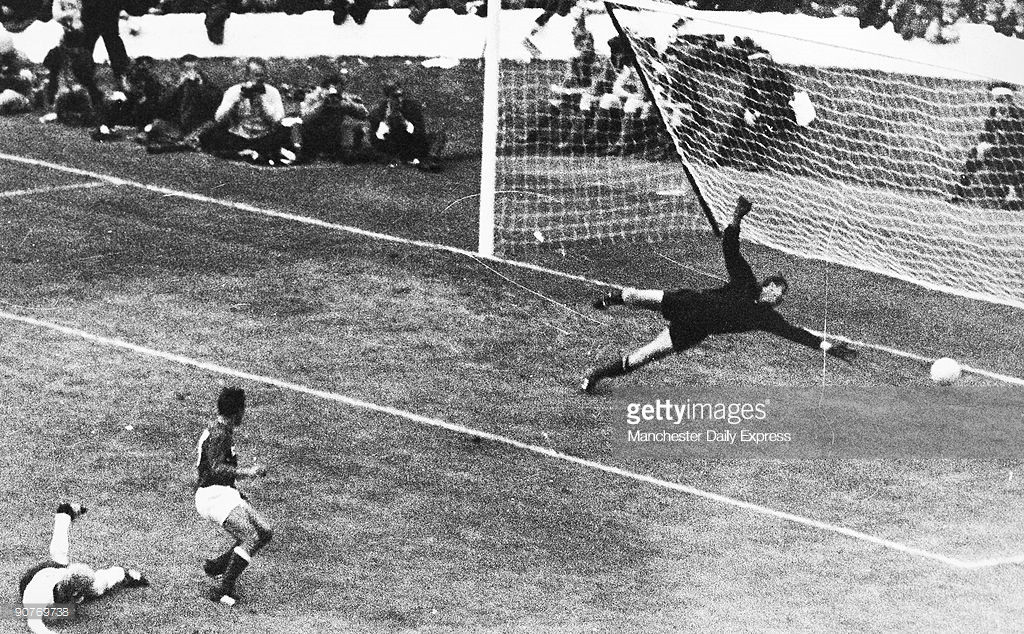 Cầu thủ Tây Đức Helmut Haller đánh bại thủ môn Lev Yashin để ghi bàn mở tỉ số trong trận bán kết ngày 25/7/1966. Ảnh: Getty.