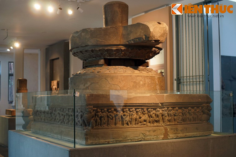 Kết cấu đài thờ Trà Kiệu có ba phần. Phần thứ nhất là bệ hình vuông (kích thước 190cm x 190cm x 52cm) có chạm khắc chi tiết trên bốn mặt, ở giữa có ô lõm để đặt phần bệ đỡ cho chiếc linga phía trên.