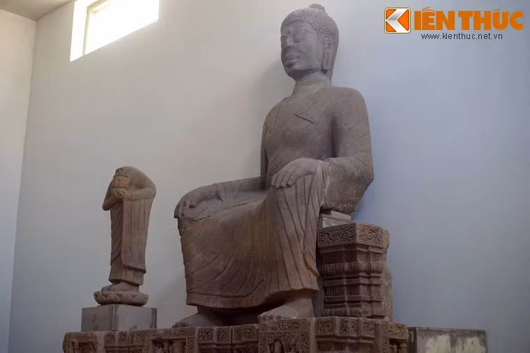 Bức tượng có niên đại vào khoảng thế kỷ thứ 8-9, làm bằng đá sa thạch, được khai quật tại di tích Đồng Dương ở huyện Thăng Bình, Quảng Nam.