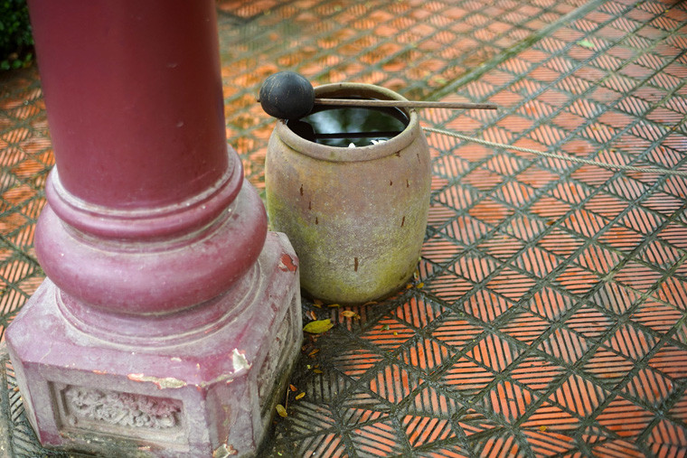 Thậm chí, có người còn mang theo chai lọ khấn xin rồi múc nước đem về cho người thân trong gia đình cùng uống...