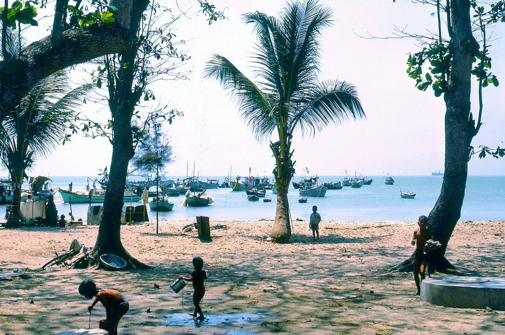 Những đứa trẻ ở Bãi Trước. Ảnh: Terry Maher.