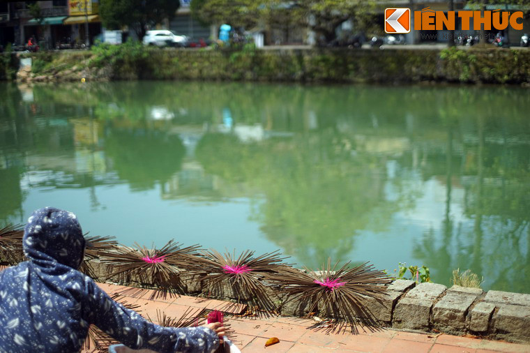 Giữa cuộc sống hiện đại đầy sự náo nhiệt, bon chen, sông Đông Ba như một dòng sông chảy về từ quá khứ xa xăm, là nơi lưu giữ lại nhịp sống từ tốn, bình thản của Cố đô Huế xưa.