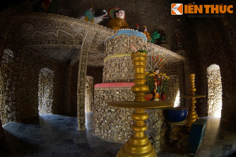 Không gian bên trong được chia thành hai tầng. Tầng dưới là nơi dâng hương và lối đi dành cho khách thập phương.