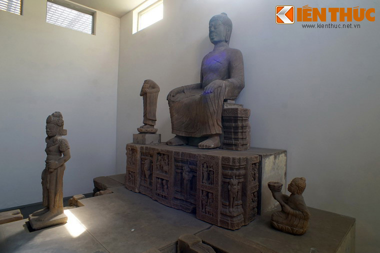 Khi đó tượng bị vỡ thành nhiều phần. Phần chân tượng bị vùi lấp dưới đống đổ nát tại vòng thành 3, nơi được coi là hội trường chính của Phật viện. Thân tượng được phát hiện ở tòa tháp trung tâm thuộc vòng thành 1.