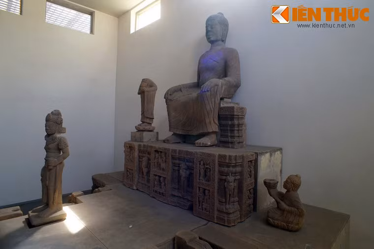 Khi đó tượng bị vỡ thành nhiều phần. Phần chân tượng bị vùi lấp dưới đống đổ nát tại vòng thành 3, nơi được coi là hội trường chính của Phật viện. Thân tượng được phát hiện ở tòa tháp trung tâm thuộc vòng thành 1.