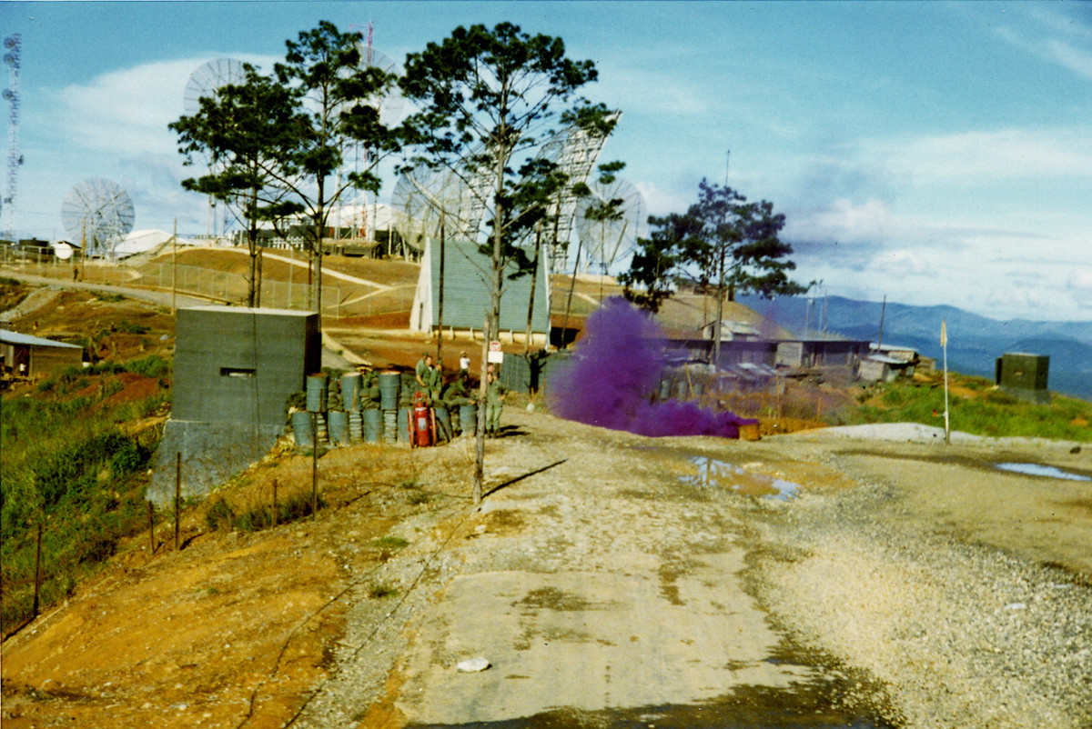 Lính Mỹ đốt pháo hiệu gọi máy bay trực thăng bên ngoài căn cứ. Ảnh: Tom Petersen.