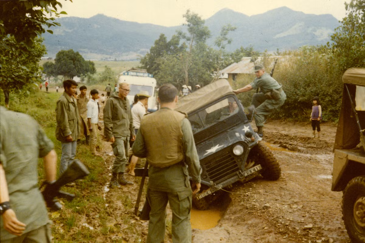 Binh sĩ Mỹ "giải cứu" chiếc xe quân sự bị kẹt trong hố nước ở quốc lộ 20. Ảnh: Tom Petersen.