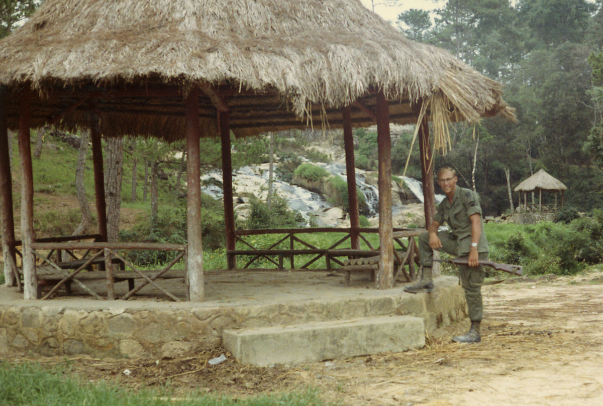 Cựu binh Mỹ Tom Petersen chụp ảnh lưu niệm tại thác Cam Ly ở Đà Lạt năm 1969, khoảng thời gian quân nhân này làm việc tại Trung tâm Truyền tin số 23 của quân đội Mỹ ở ngoại vi Đà Lạt thời chiến tranh Việt Nam. Ảnh: Tom Petersen.